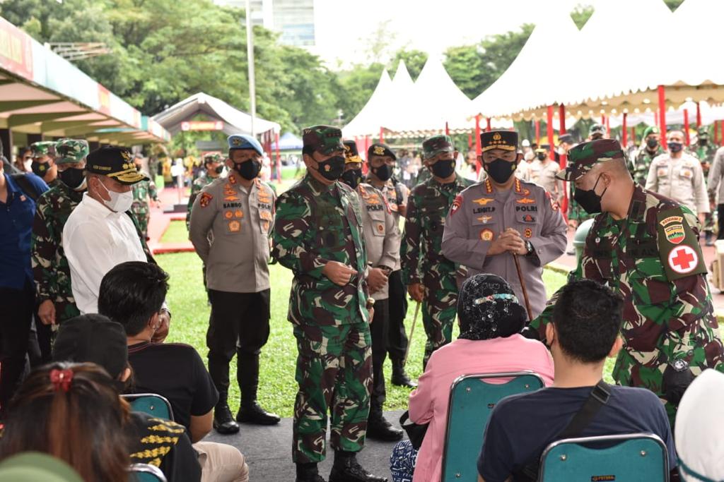 Panglima TNI dan Kapolri Sapa Warga di Medan dan Pantau Vaksinasi Massal Serentak di 33 Kabupaten Kota Se-Sumut