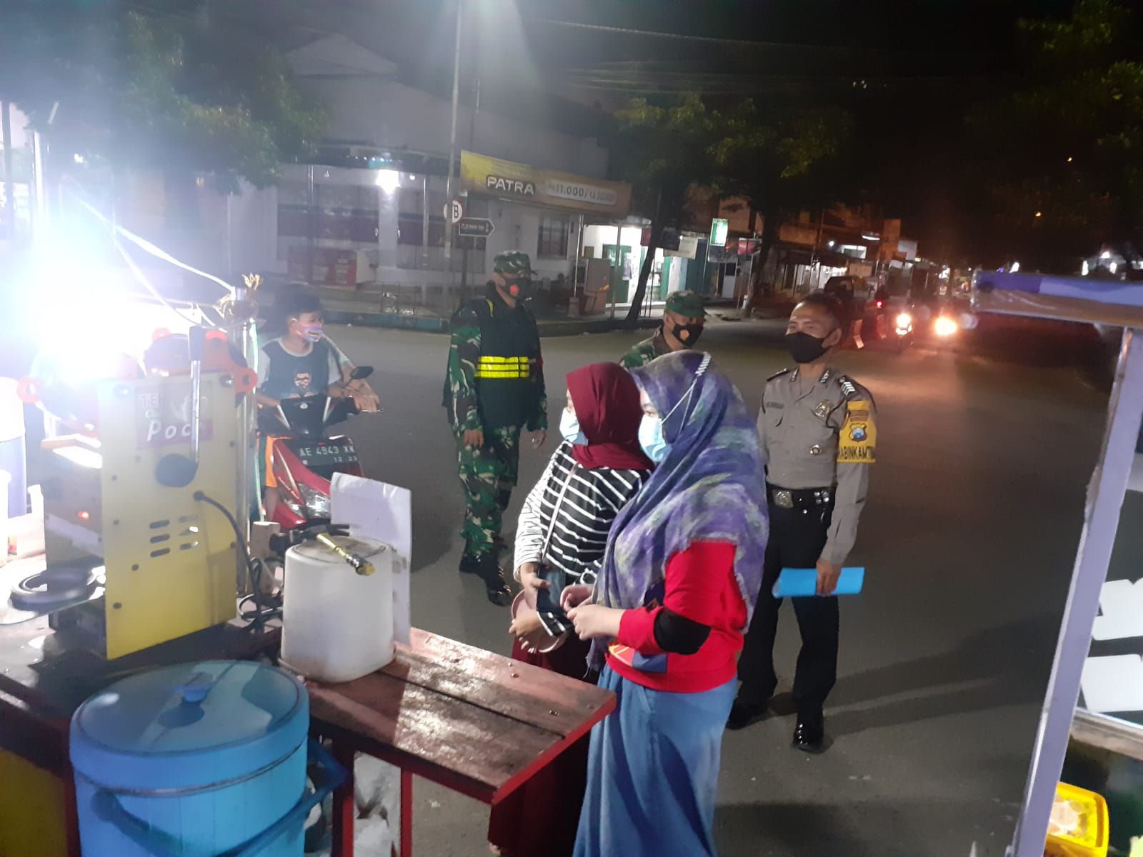 Cegah Penyebaran Covid 19, Koramil 0801/01 Pacitan Patroli Malam Berikan Himbauan Prokes