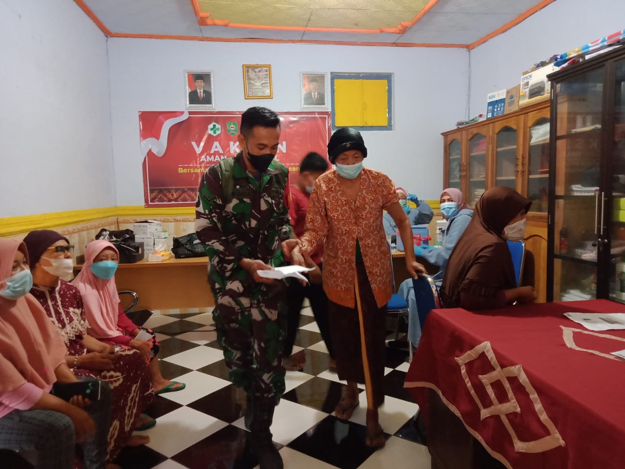 Dukung Program Pemerintah, Babinsa Pandean Koramil 0806/03 Durenan Dampingi Vaksinasi Lansia