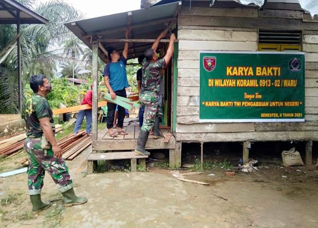 Bentuk Kepedulian Kepada Warga, Koramil Waru Lakukan Karya Bakti Bedah Rumah