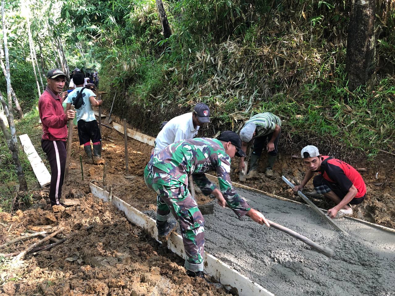 Manunggal Dengan Rakyat, Satgas Pamtas Yonif Mekanis 643/Wns Gotong Royong Bersama Warga Bangun Jalan Desa