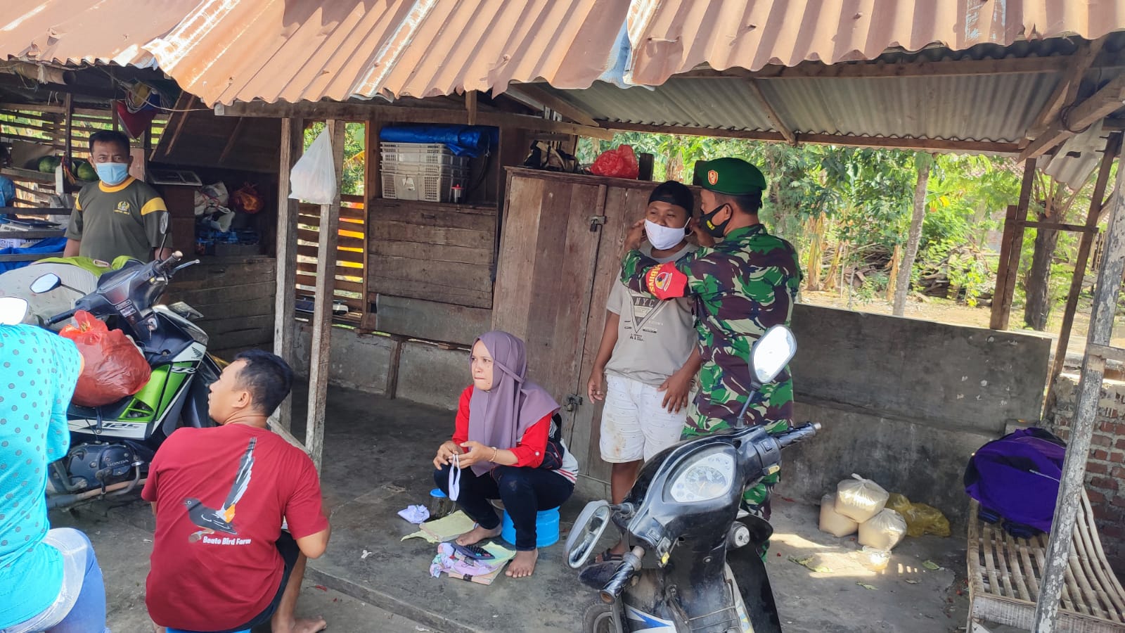 Cegah Penyebaran Covid-19, Babinsa Koramil 0803-02/Madiun Bagikan Masker di Pasar