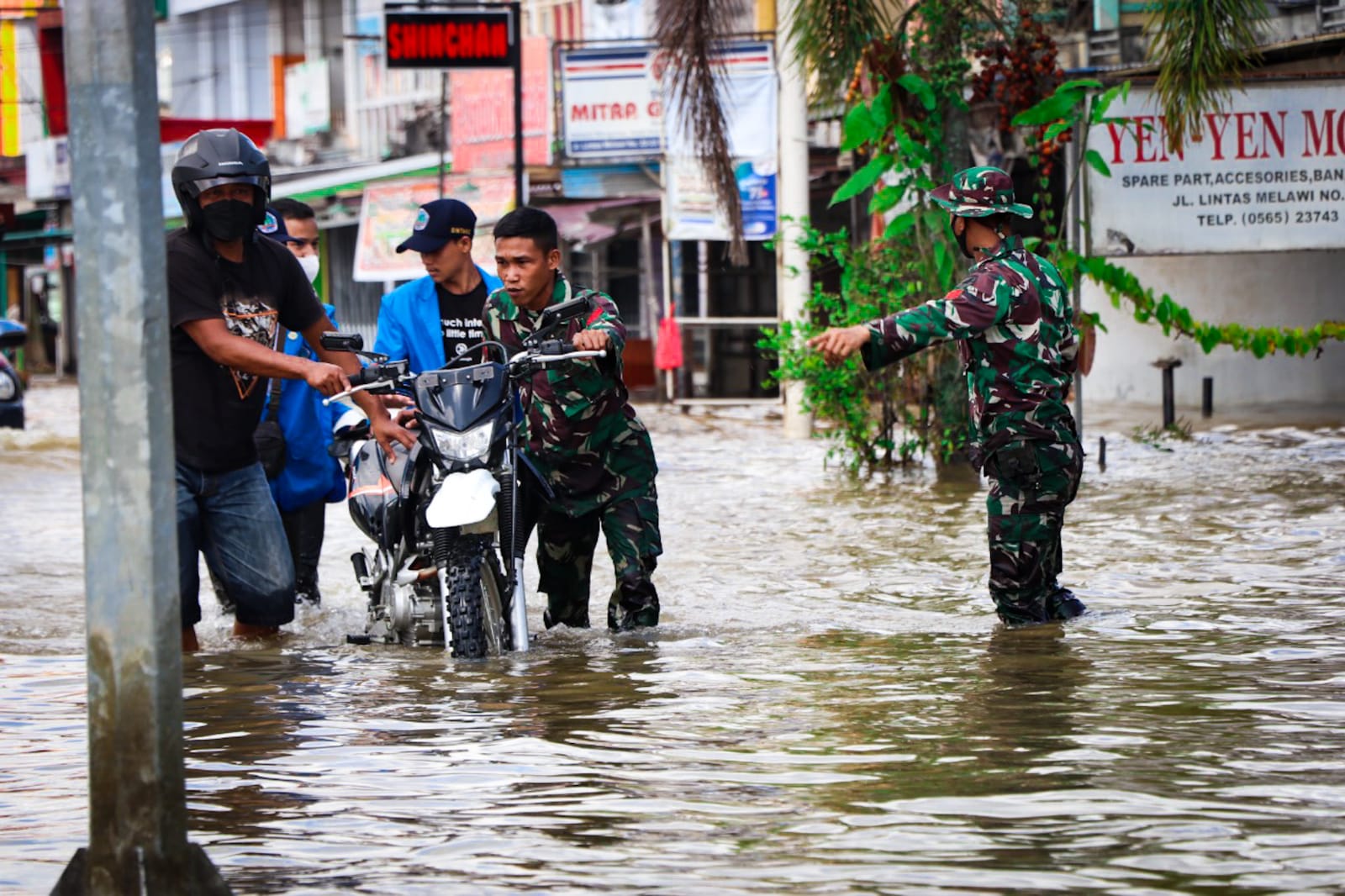 Kodim 1205/Sintang Terjunkan Personel Bantu Warga Terdampak Banjir