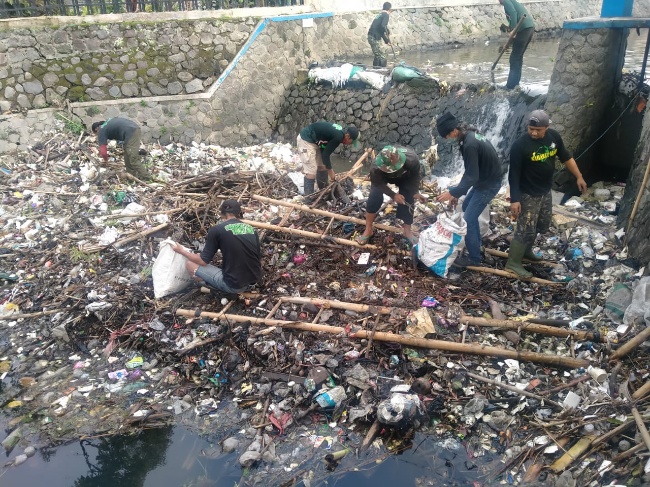 Cegah Banjir, Babinsa Bersama Dinas Terkait Dan Warga Bersihkan Sungai