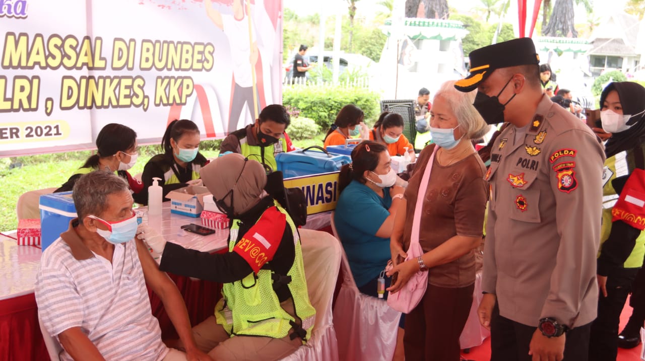 Peringati Hari Pahlawan, Polda Kalteng Bersama Forkopimda Gelar Vaksinasi di Kegiatan Car Free Day