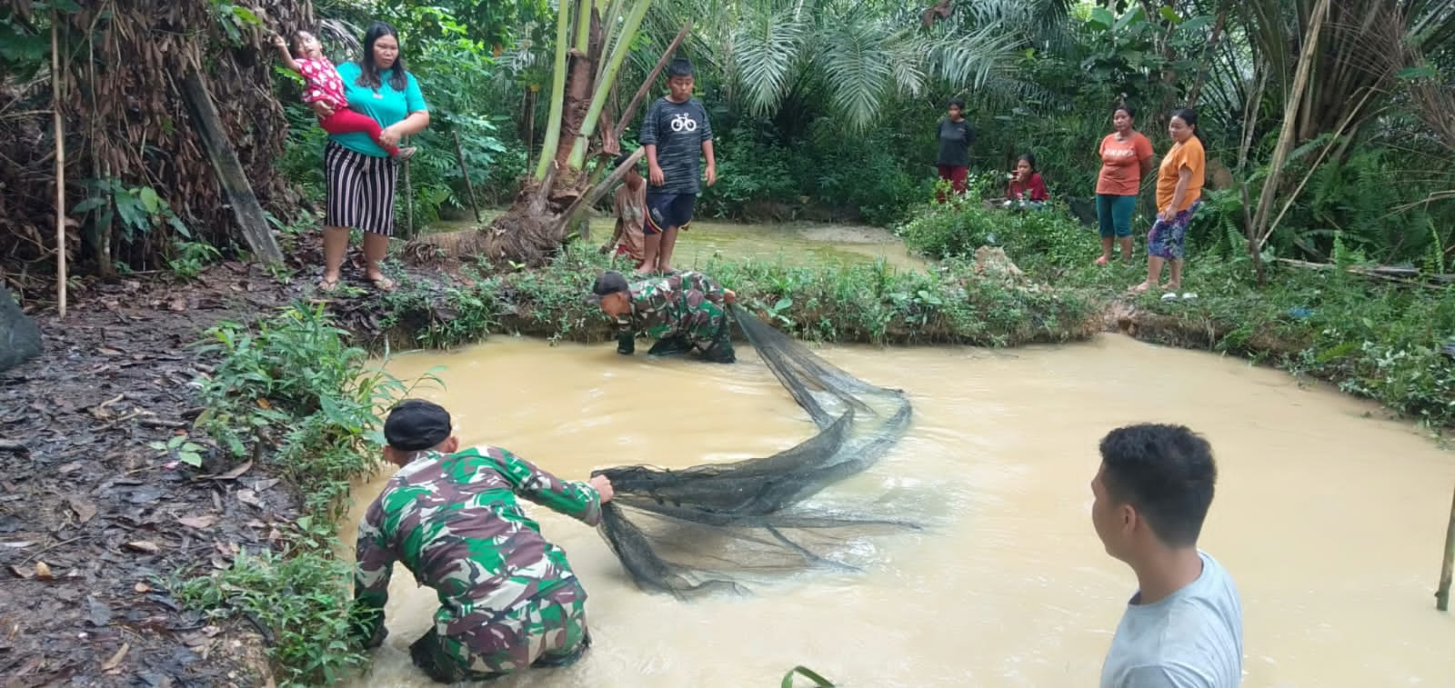 Satgas Pamtas Yonif Mekanis 643/Wns Bersama Masyarakat Perbatasan Panen Lele