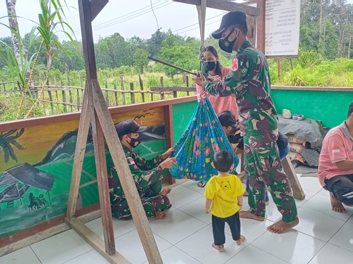 Gelar Posyandu Bersama Nakes Anggota Satgas Yonif 144/JY di Perbatasan