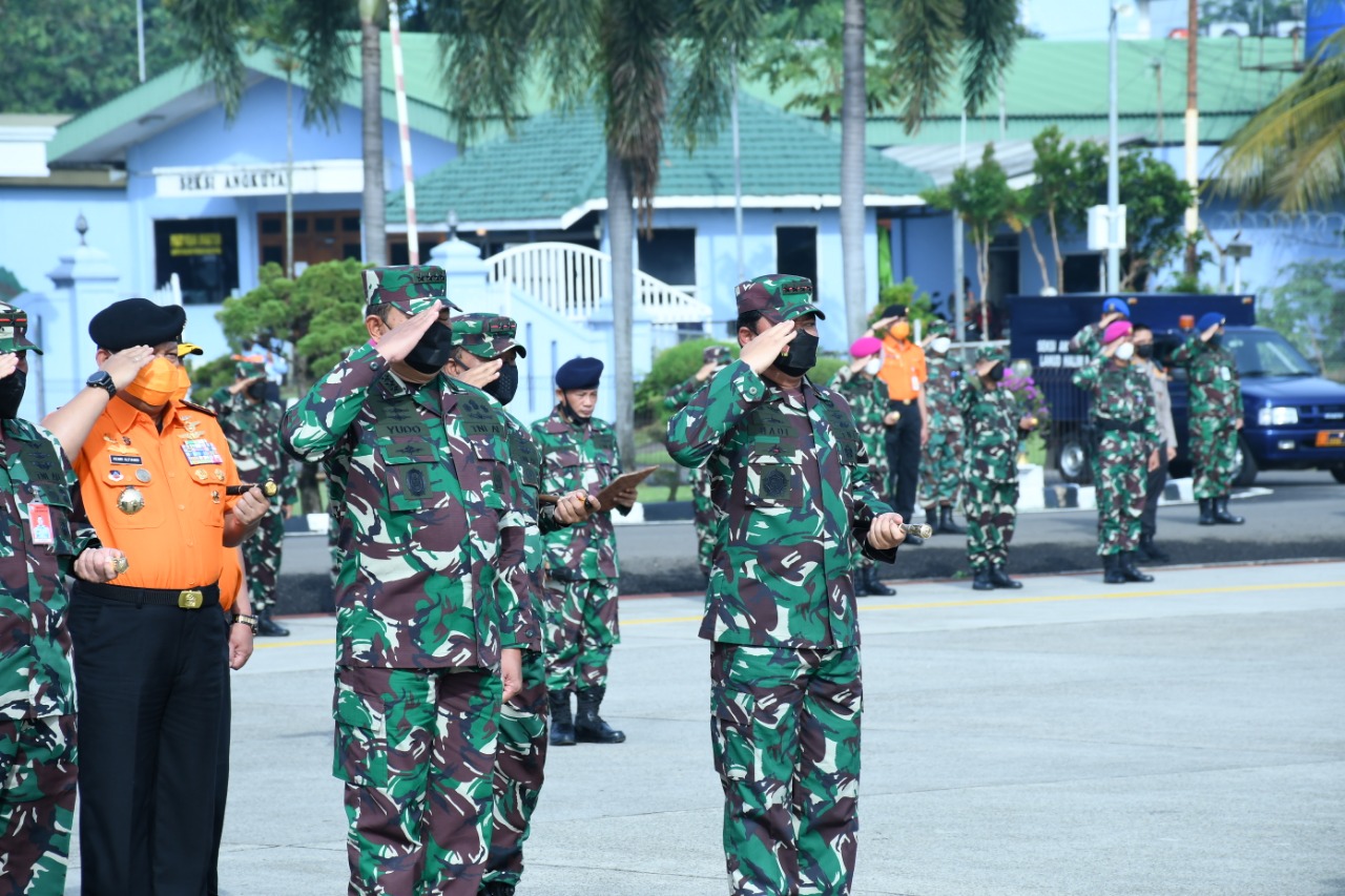 Kasal Lepas Jenazah Laksma TNI Tedjo Sukmono ke Malang