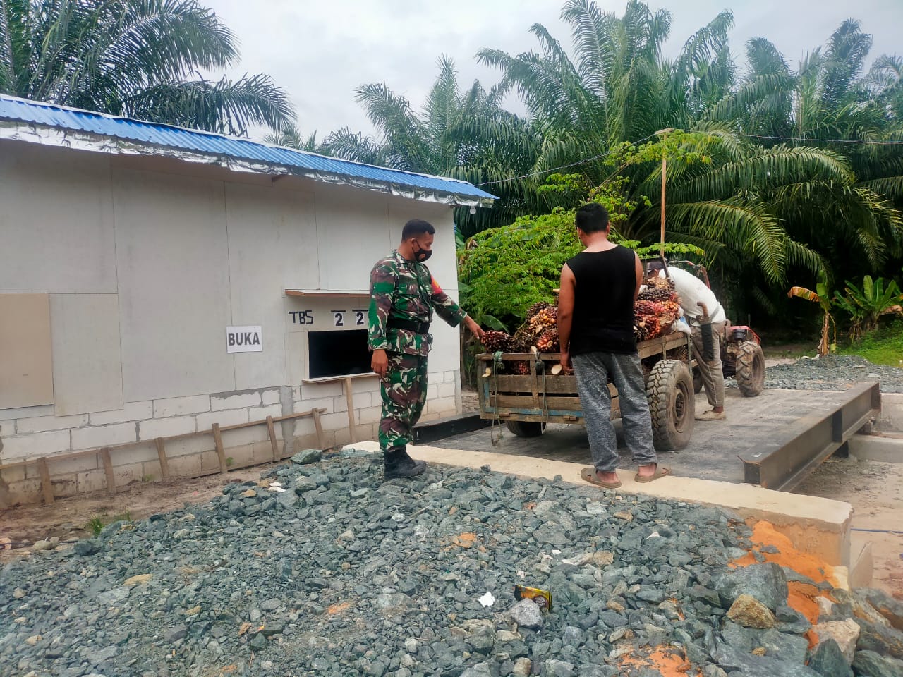 Gencar Lakukan Komsos, Babinsa Koramil Penajam Jalin Silahturahmi Dengan Pengelola Loading Sawit