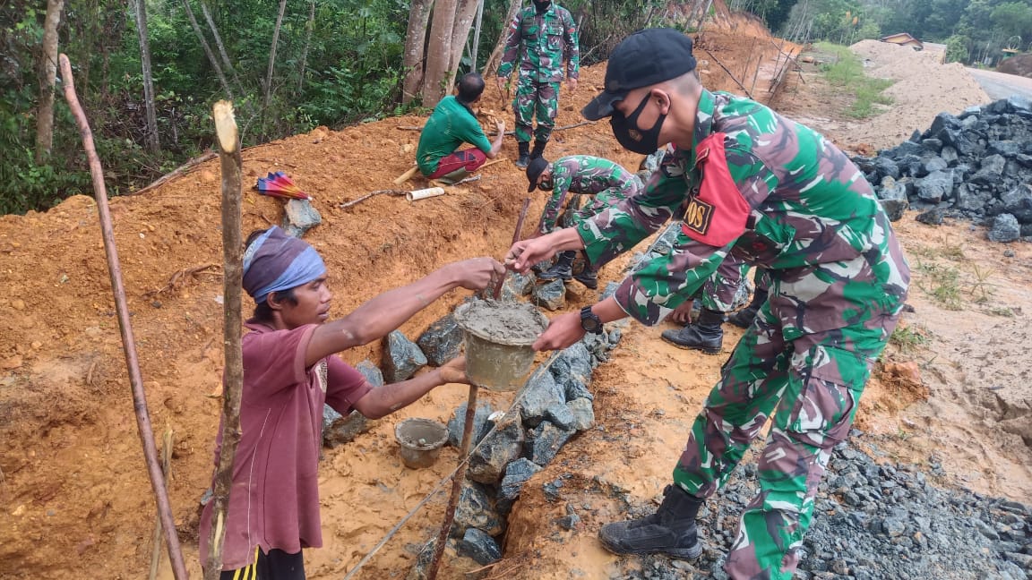 Cegah Banjir, Satgas Pamtas Yonif Mekanis 643/Wns Laksanakan Gotong-royong Bangun Bronjong Drainase Air di Perbatasan