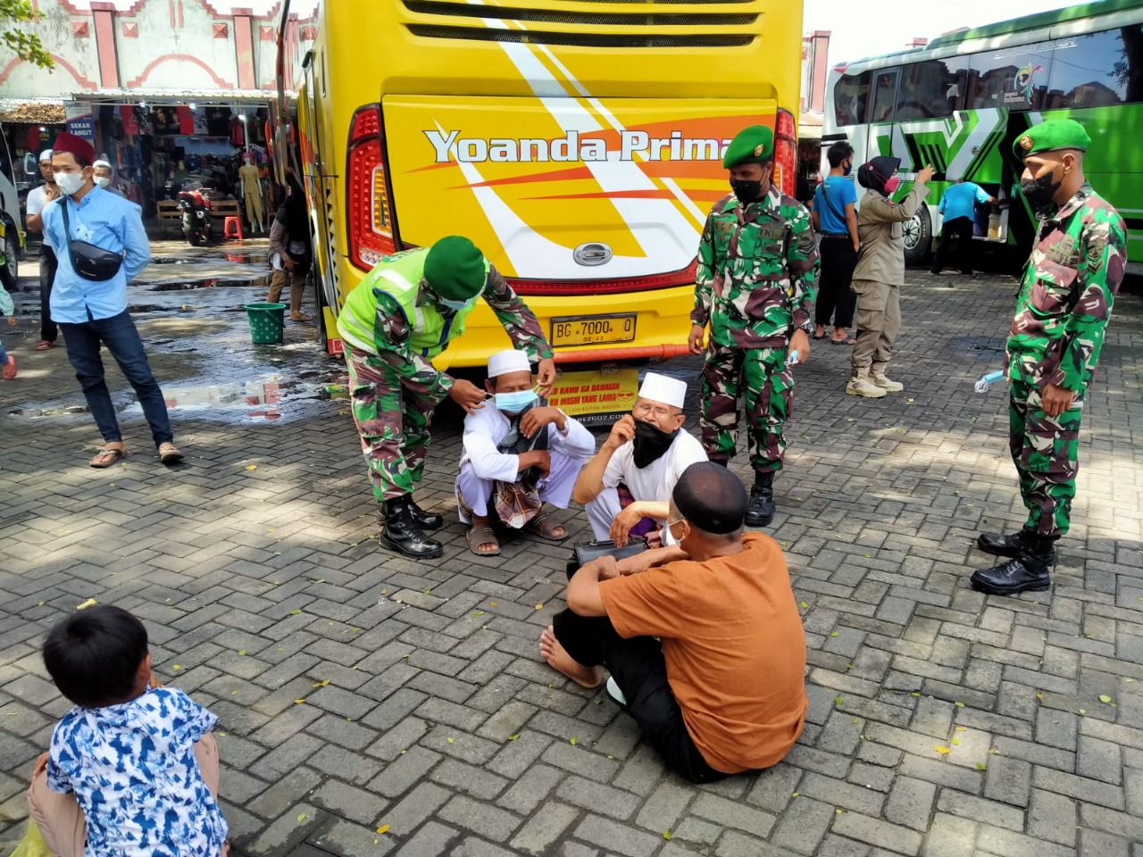 Cegah Penyebaran Covid-19, Anggota Koramil Talun Laksanakan Pendisiplinan Protkes