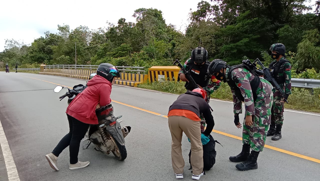 Jaga Stabilitas Keamanan, Anggota Satgas Yonif 144/JY Sweeping di Perbatasan