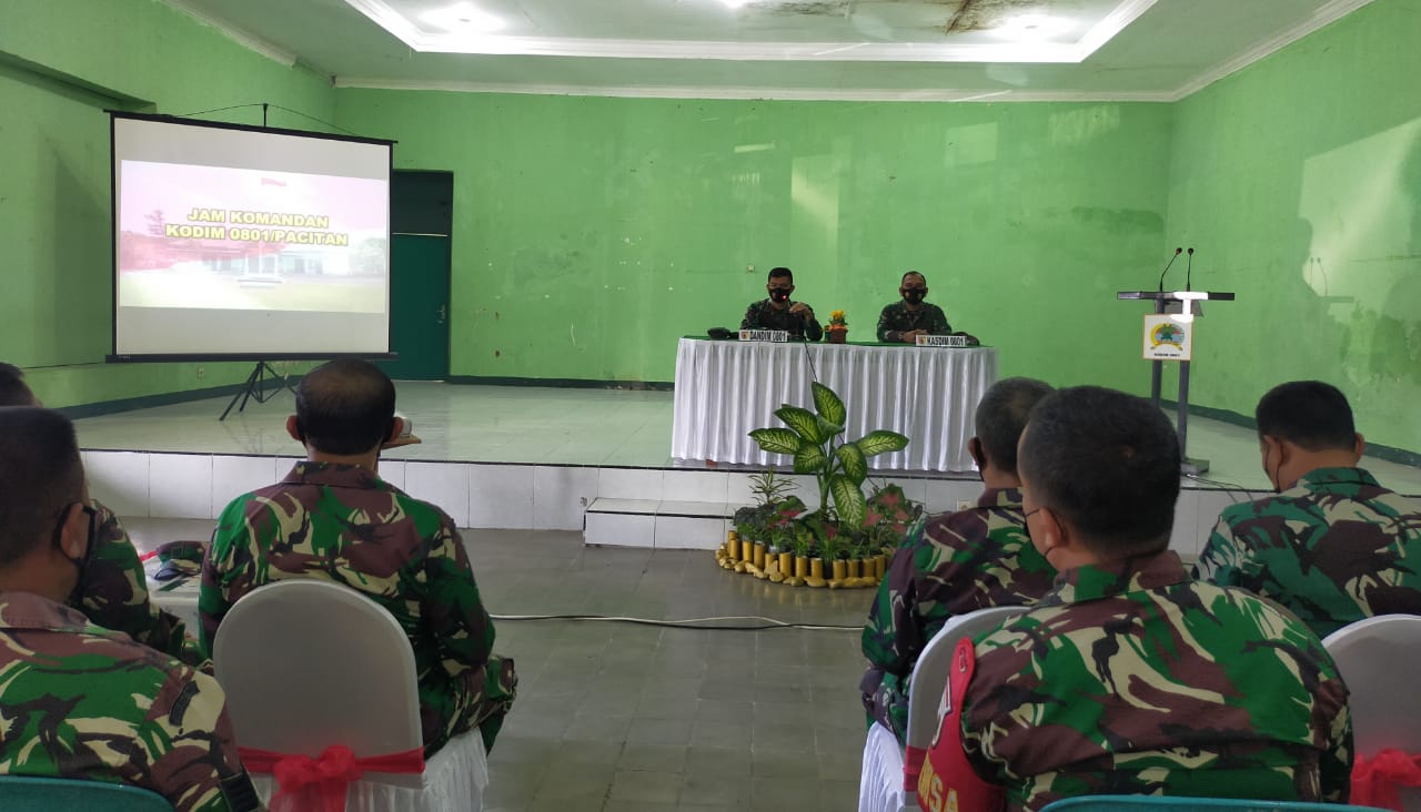 Pesan Dandim Saat Berikan Jam Komandan Pada Prajurit Kodim 0801 Pacitan