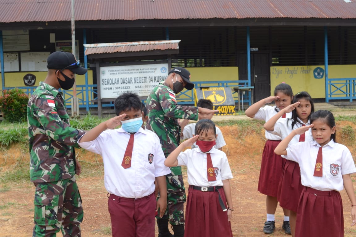 Pratu Edwin Anggota Satgas Yonif 144/JY Gadik Baris Berbaris di SDN 04 Perbatasan