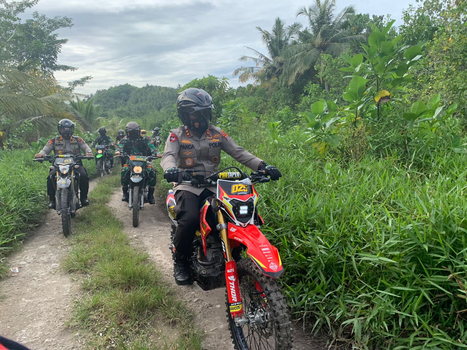 Mengendarai Motor Trail, Pangdam I/BB, Kapoldasu, Danrem 023/KS Ajak Warga Pedalaman Untuk Divaksin