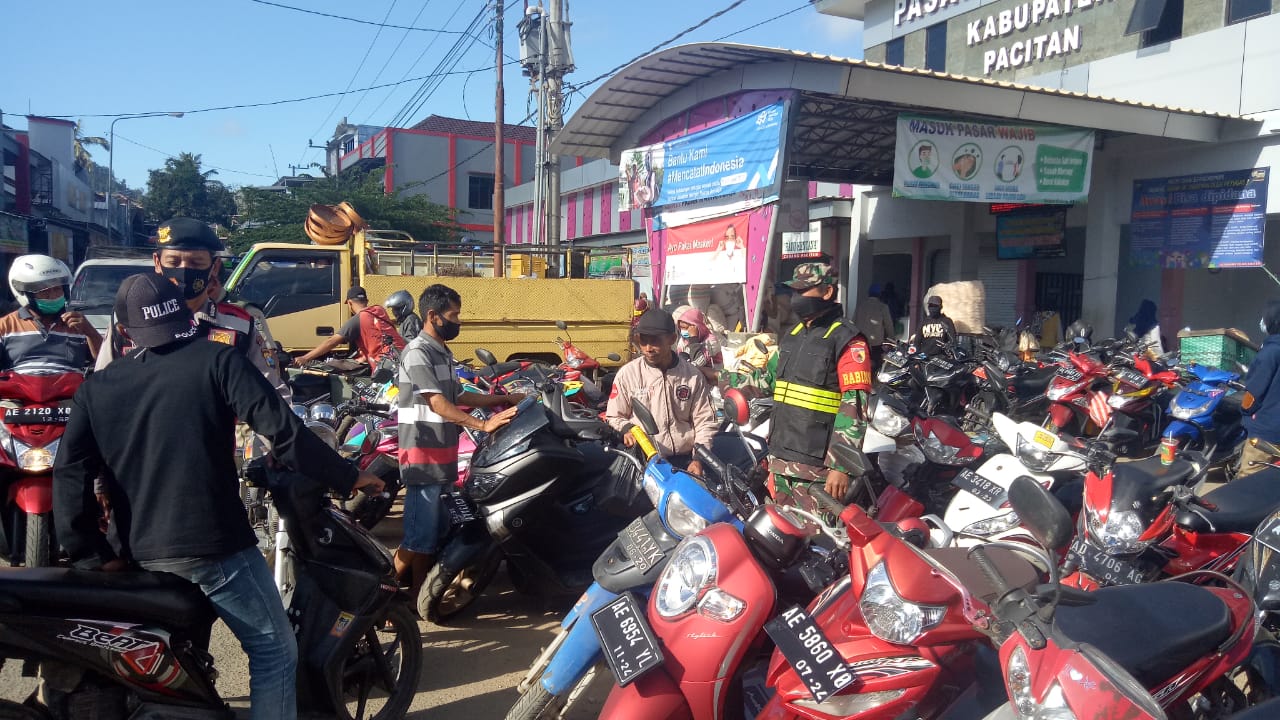 Koramil 0801/10 Punung Lakukan Himbauan Prokes Di Pasar Tradisional