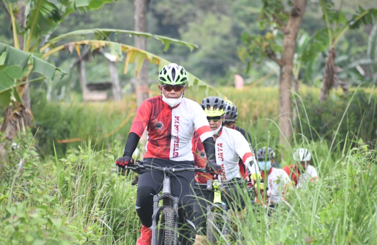 HUT ke-58, Korem 081/DSJ Gowes Bareng di Kaki Gunung Wilis