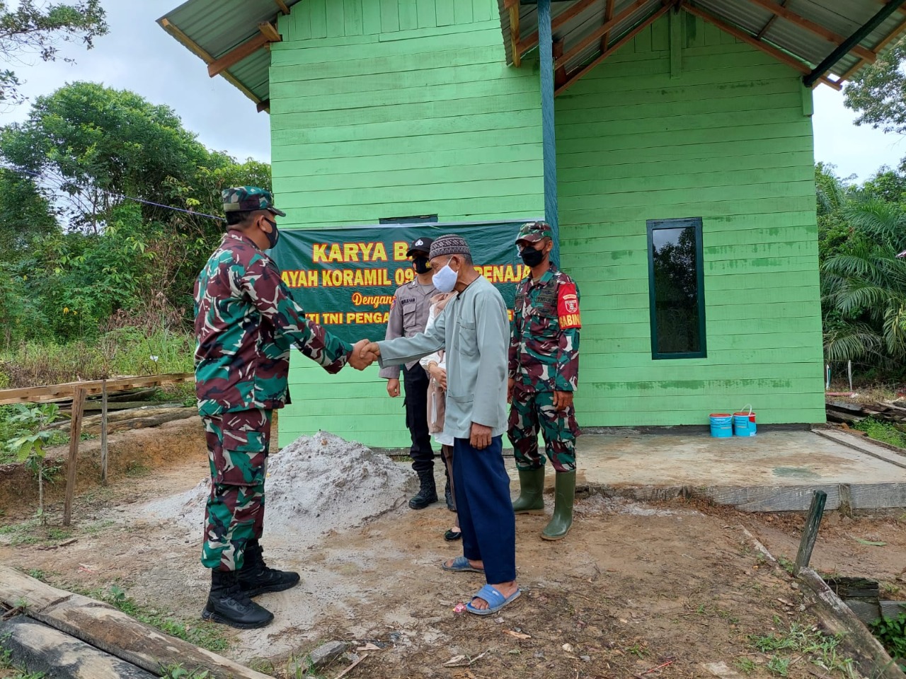 Danramil Penajam Serahkan Hasil Karbak Bedah Rumah Kepada Sutara Warga Petung