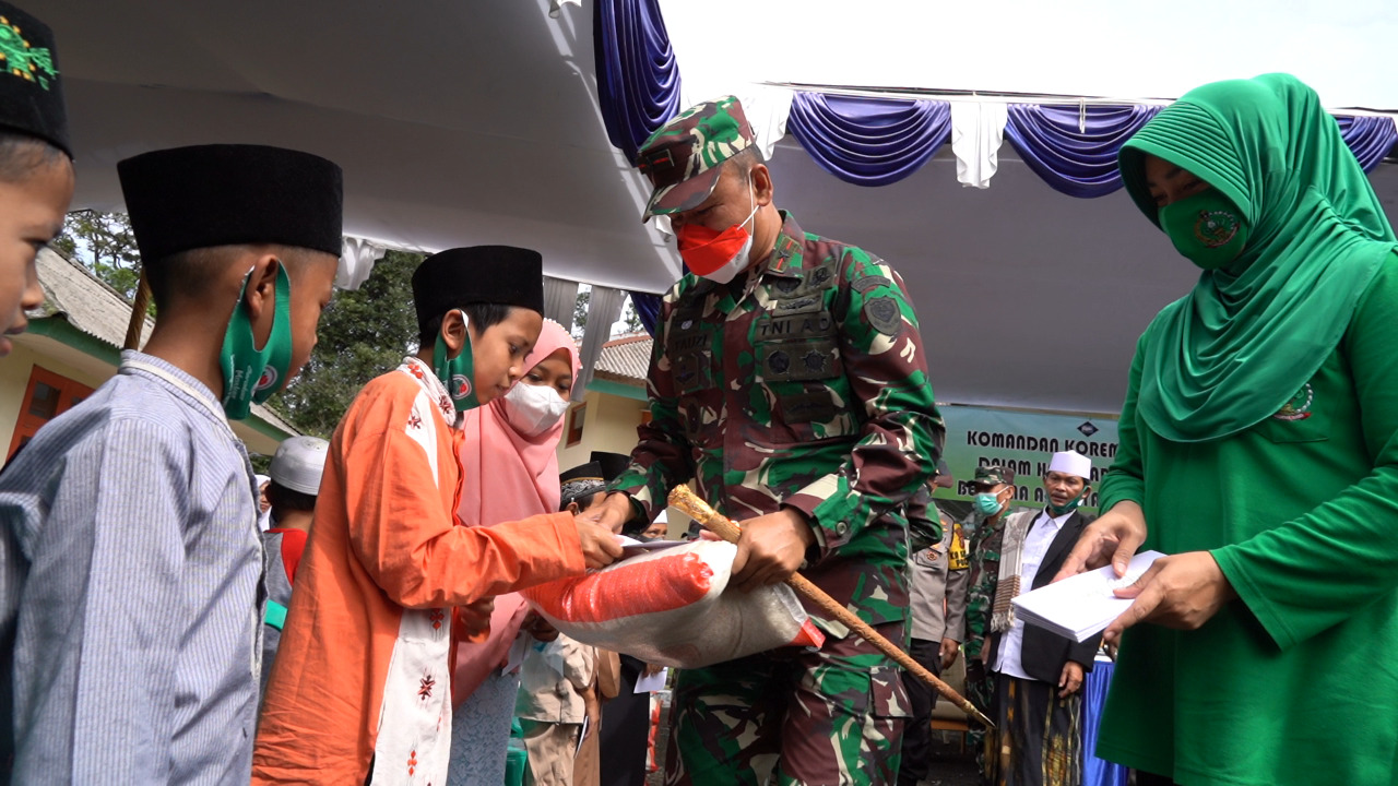 Danrem 061/Sk Bersama Ketua Persit KCK Bagikan 5 Ton Beras Untuk Anak Yatim dan Disabilitas di Kawasan Puncak