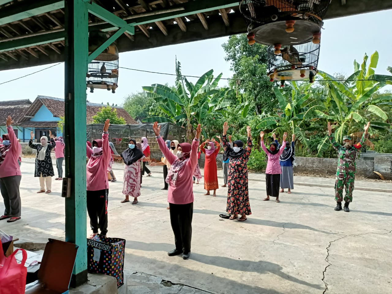 Jaga Kebugaran Dimasa Pandemi, Babinsa Koramil 0803/17 Sawahan Ajak Warga Senam Pagi