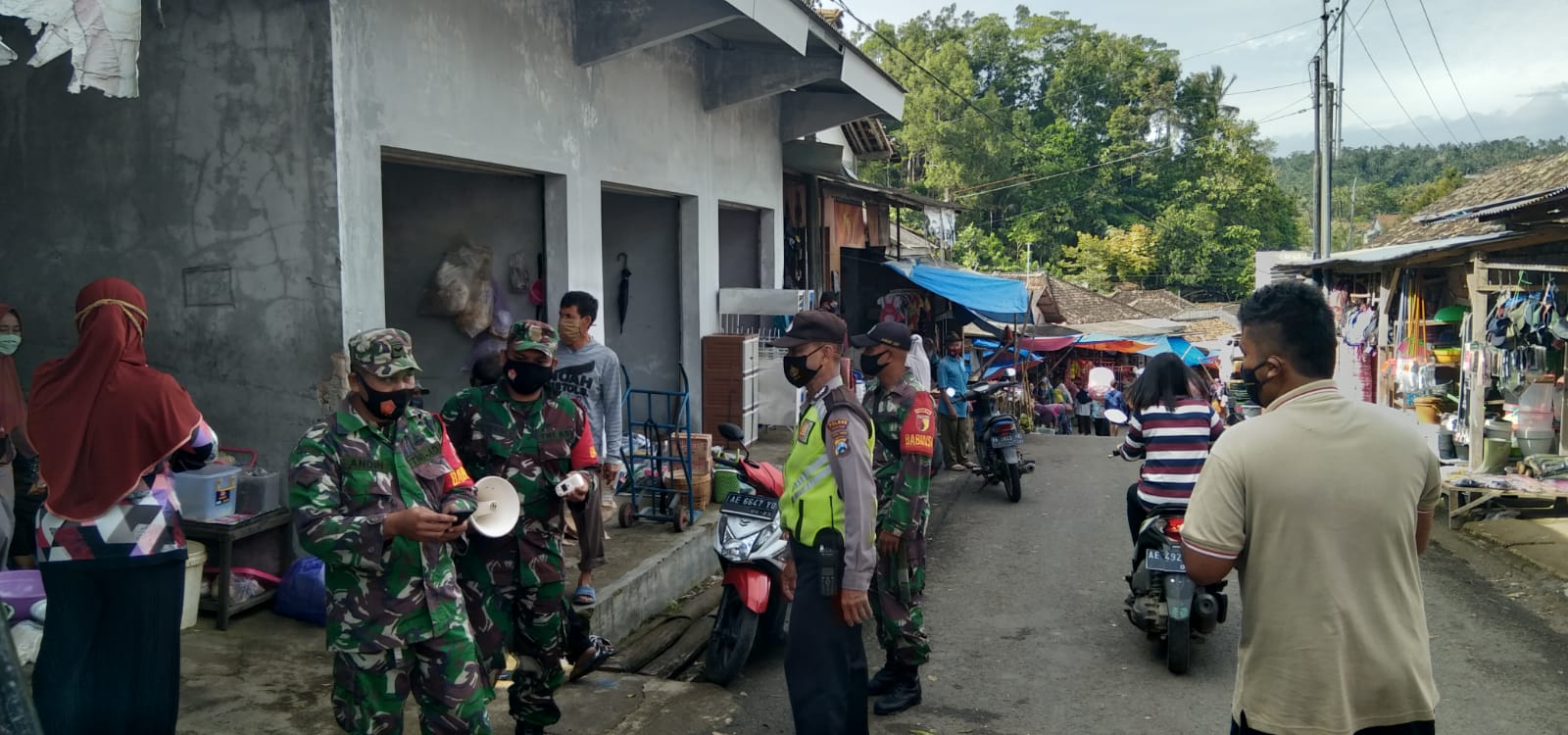 Blusukan di Pasar Tradisional, Babinsa Koramil 0801/02 Kebon Agung Himbau Masyarakat Patuhi Prokes