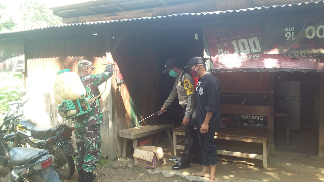 Cegah Penyebaran Covid-19, Babinsa Koramil 0803-07/Kare Lakukan Penyemprotan Disinfektan