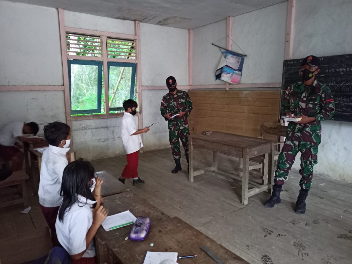 Cerdaskan Anak Bangsa Anggota Satgas Yonif 144/Jy Gadik Matematika di SDN 01 Perbatasan