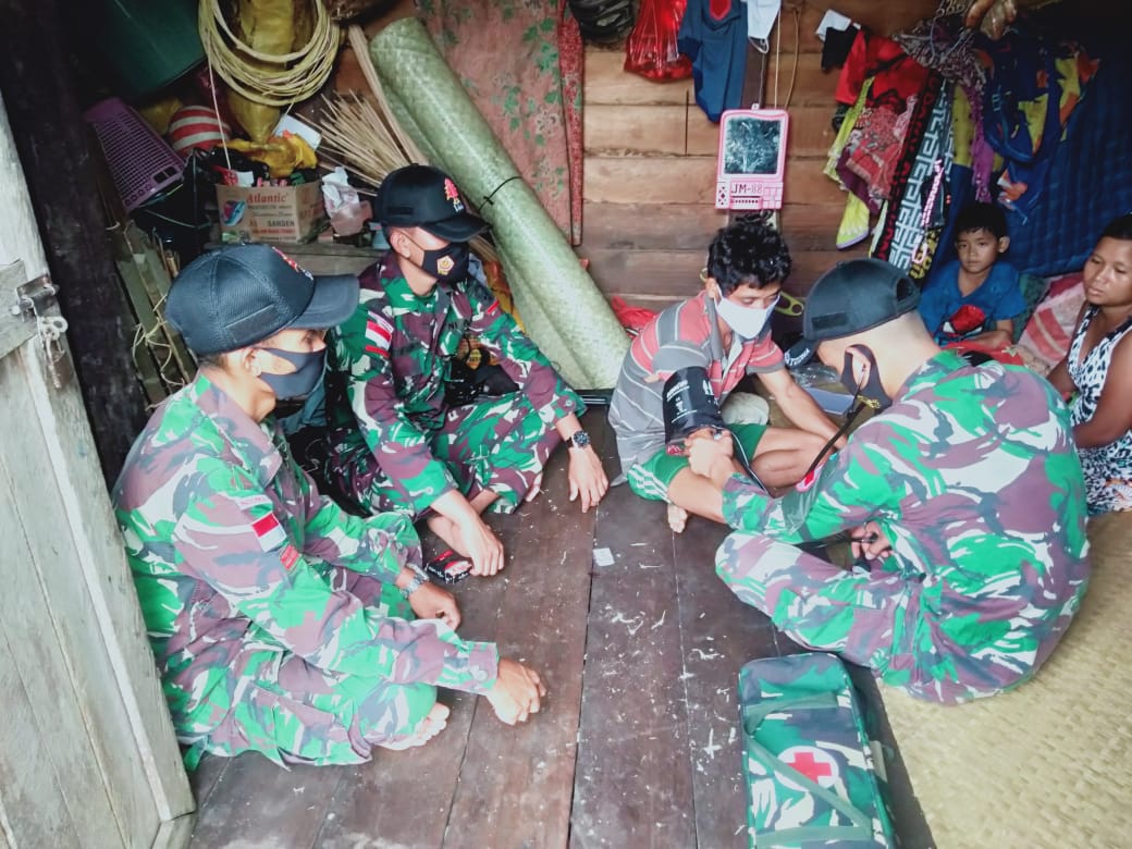 Sambangi Rumah Warga, Satgas Yonif 144/JY Berikan Pengobatan Gratis