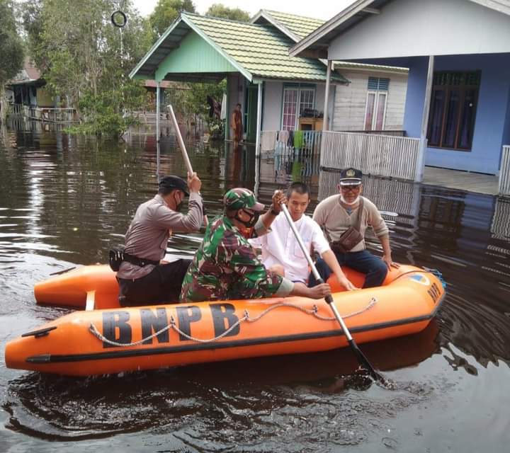 Curah Hujan Tinggi, Danramil Pahandut Perintahkan Babinsa Cek Kondisi Wilayah Terdampak Banjir