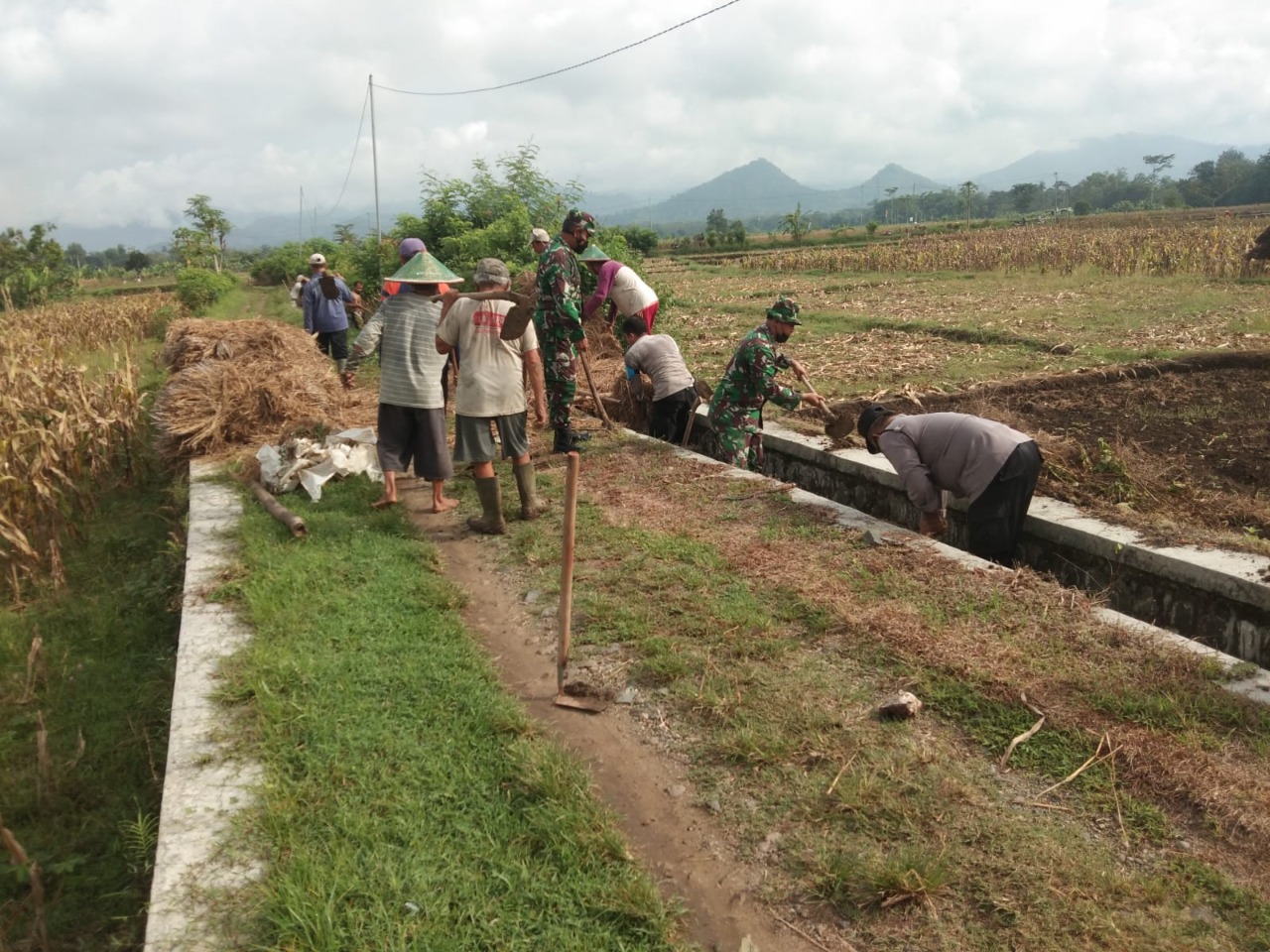 Koramil 0806/08 Karangan Gelar Kerja Bakti Pembersihan Saluran Irigasi di Desa Kedungsigit