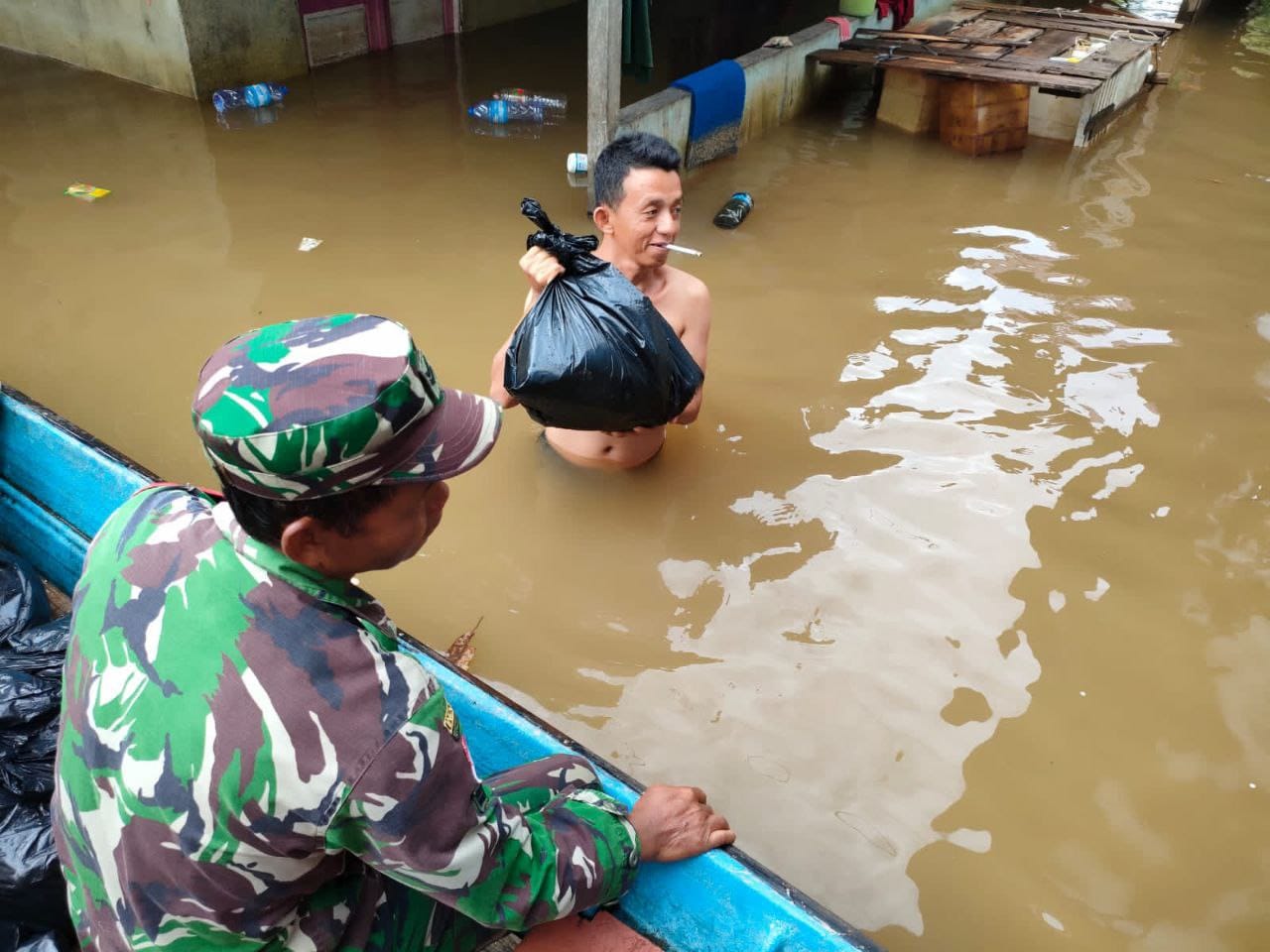 Kodim Sintang Salurkan Bantuan Gubernur Kalbar Ke Enam Wilayah Paling Terdampak Banjir