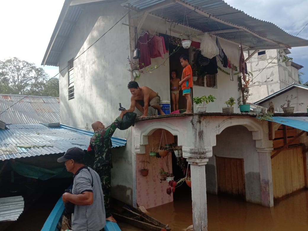 Gunakan Perahu, Koramil Sepauk Distribusikan Bantuan Provinsi kepada Warga Terdampak Banjir