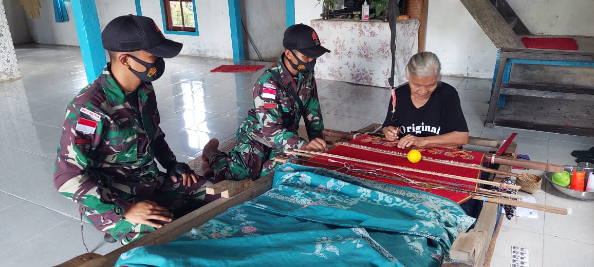 Satgas Yonif 144/JY Lestarikan Budaya Menenun di Perbatasan