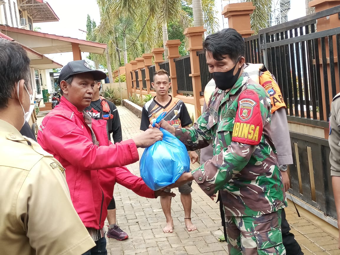 Sebanyak 765 Nasi Bungkus Dibagikan Kepada Warga Terdampak Banjir HST