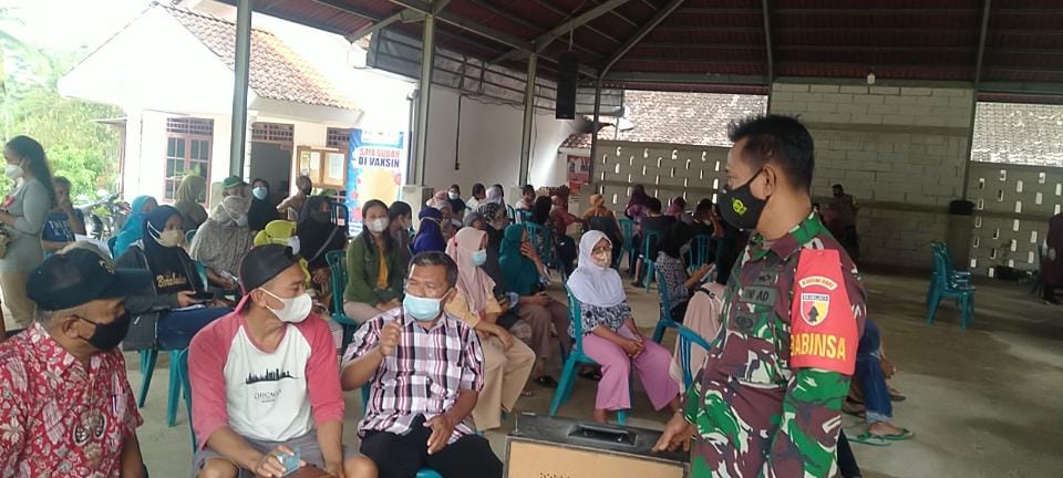 Peran Aktif Babinsa Koramil 0801/11 Donorojo Lakukan Pendampingan Vaksinasi