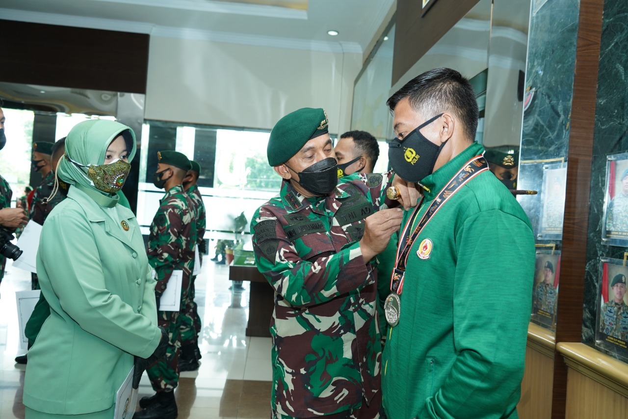 Pemberian Penghargaan Kepada Prajurit dan Persit Berprestasi Divif 2 Kostrad TA. 2021