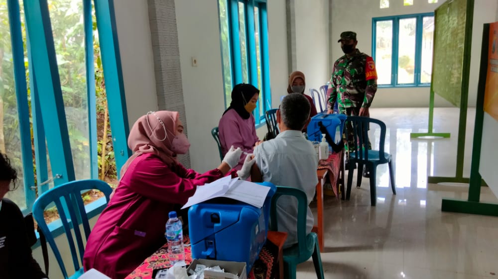 Koramil 0801/02 Kebonagung Bersama Polsek Bersinergi Lakukan Pendampingan Vaksinasi