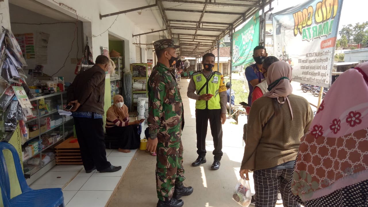 Pandemi Belum Berakhir, Babinsa Koramil 0801/03 Arjosari Terus Edukasi Masyarakat Taat Prokes