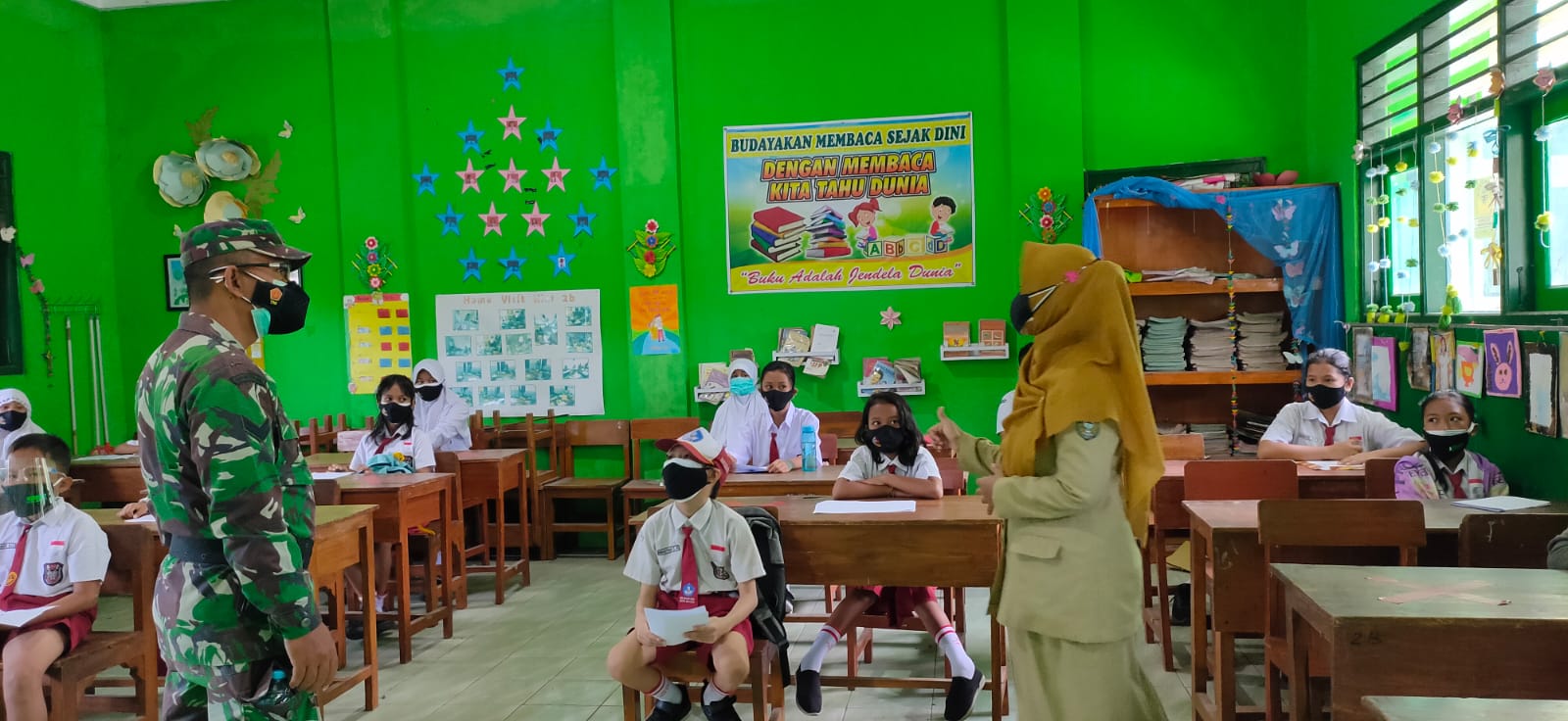 PTM Terbatas Dimulai, Babinsa Koramil 0803-15/Kartoharjo Pastikan Penerapan Prokes Di Sekolah