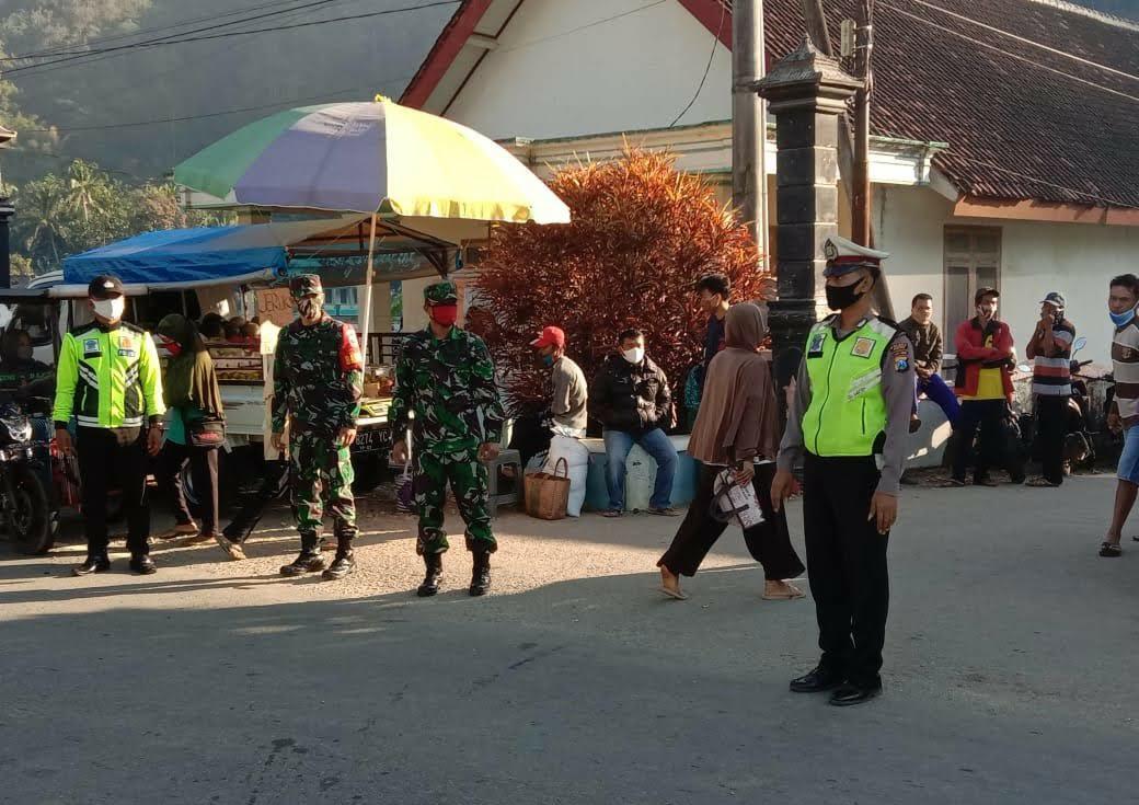 Koramil 0801/01 Pacitan Lakuakan Edukasi Himbau Prokes Di Pasar Tradisional