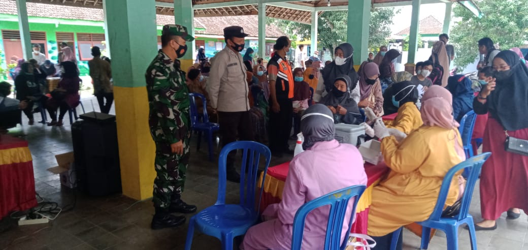 Percepat Kekebalan Kelompok, Babinsa Koramil 0803-09/Saradan Dorong Warga Ikuti Vaksinasi.