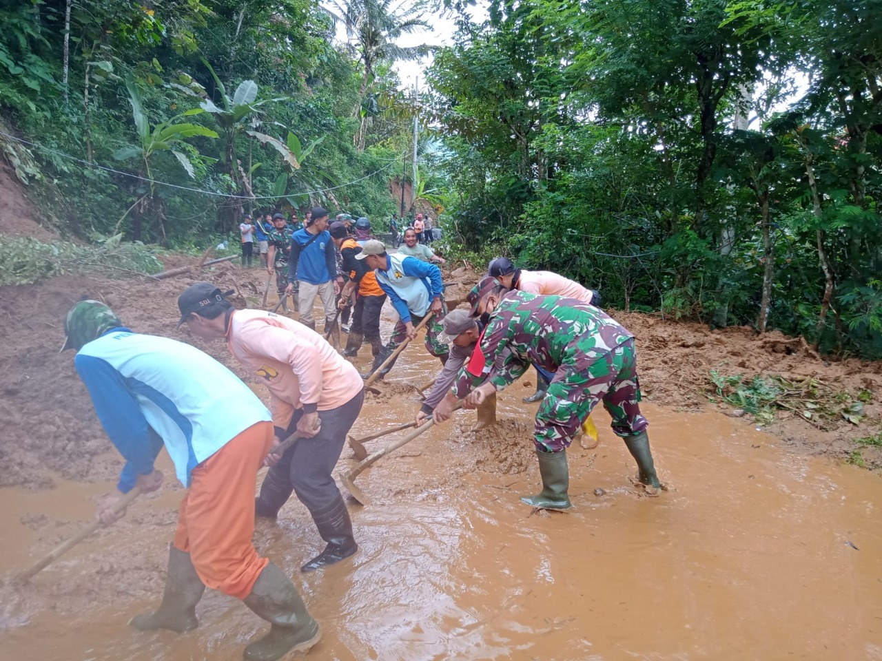 Bersama Masyarakat Koramil 0806/12 Munjungan Kerja Bakti Singkirkan Material Longsoran Tanah