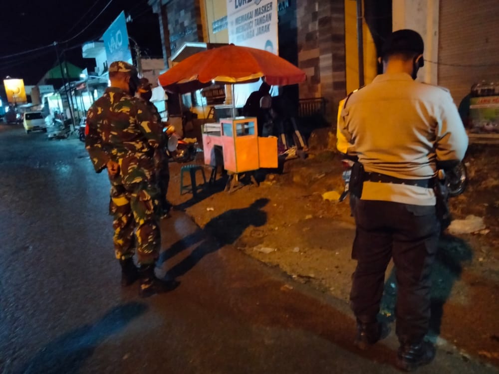 Guna Memutus Penyebaran Covid 19, Koramil 0801/08 Tulakan Beri Himbauan Prokes Malam Hari