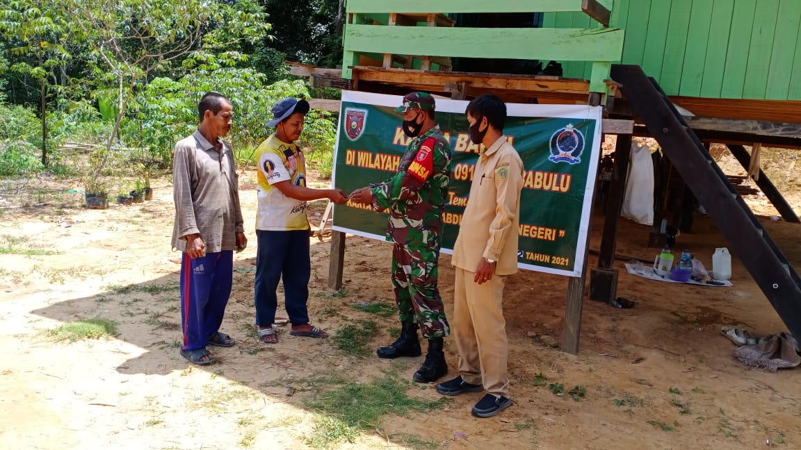 Bukti Nyata, Babinsa Desa Rintik Serahkan Hasil Bedah Rumah Kepada Sahabuddin