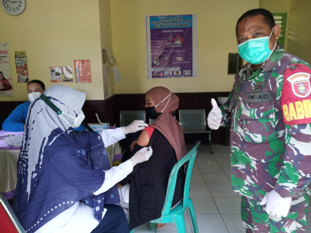 Berikan Suasana Aman, Babinsa Kelurahan Panji Lakukan Pendampingan Kegiatan Vaksinasi