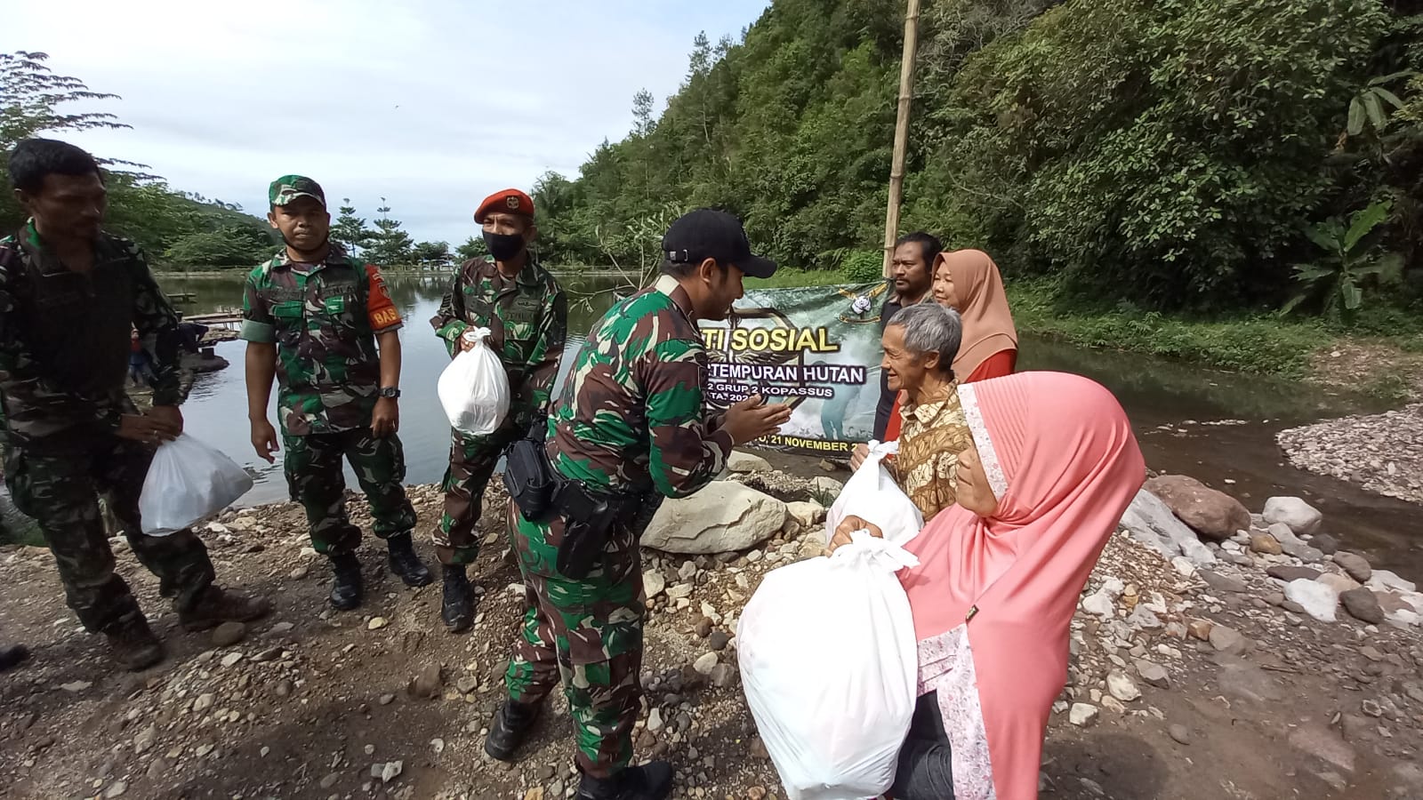 Batalyon 22 Grup 2 Kopassus Gelar Baksos Usai Latihan Pertempuran Hutan di Wonogiri