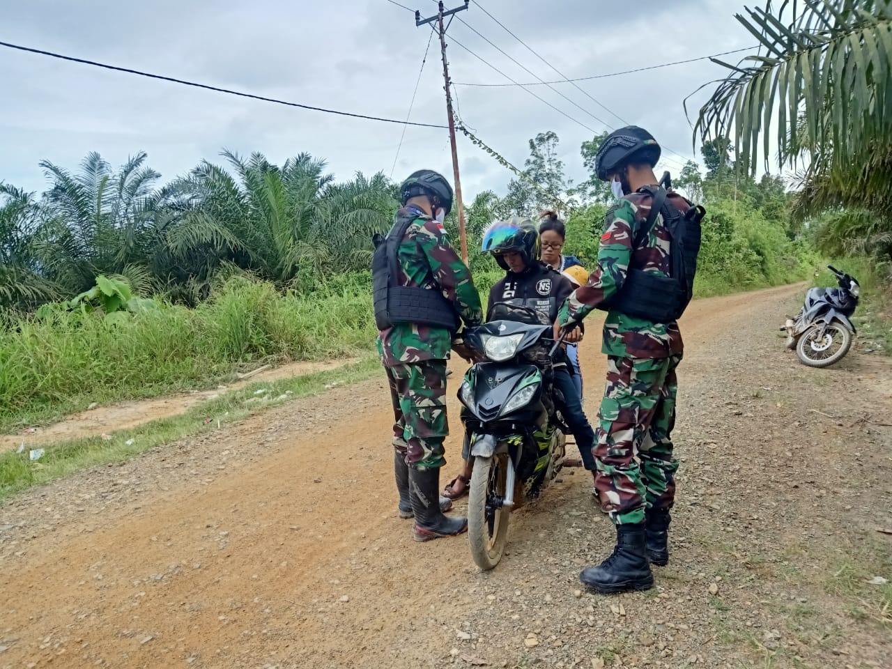 Cegah Masuknya Barang Illegal Satgas Pamtas Yonif 144/JY Gencarkan Sweeping di Perbatasan