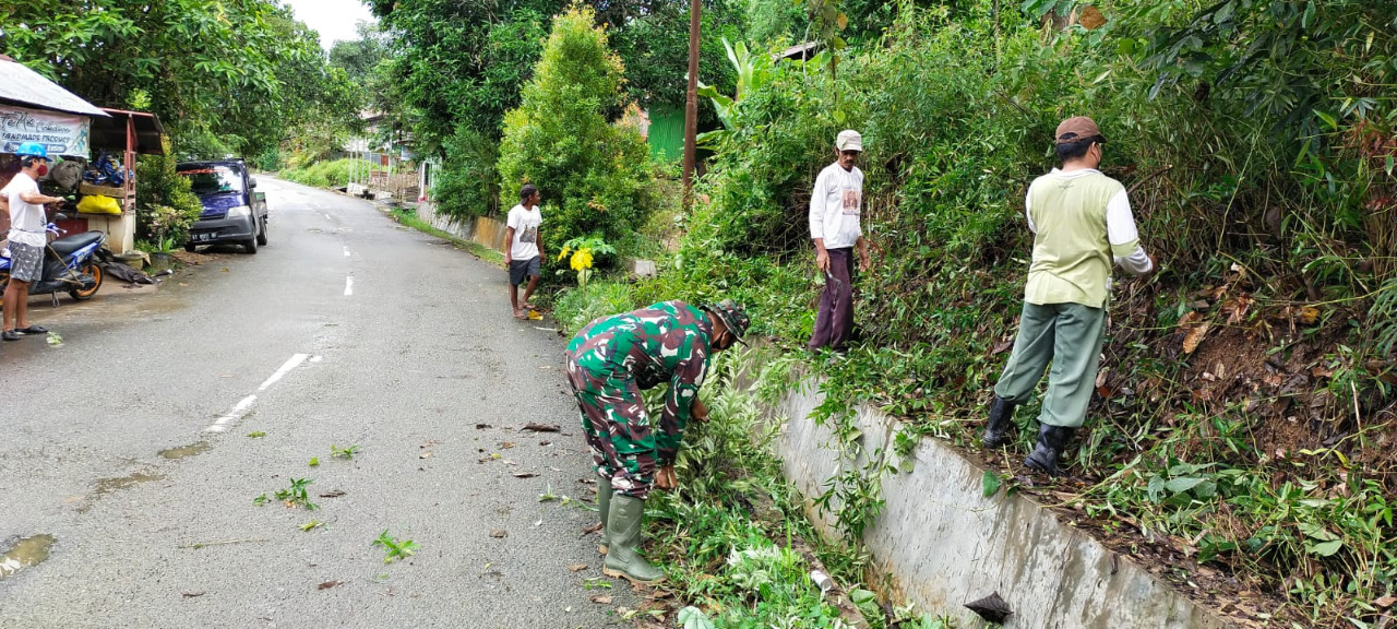 Jaga Lingkungan Tetap Bersih, Babinsa Bersama Warga Gotong Goyong