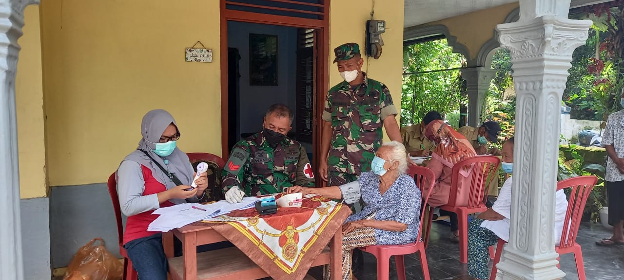 Dukung Serbuan Vaksinasi Covid-19, Babinsa Bantu Para Lansia Laksanakan Vaksin