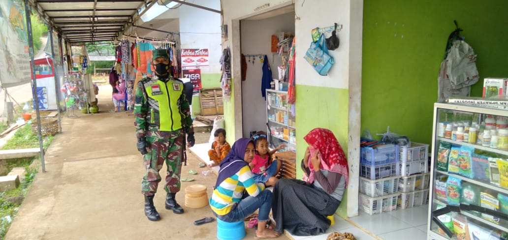 Pastikan Patuhi Prokes Babinsa Koramil 0801/05 Nawangan Patroli di Pasar Tradisional